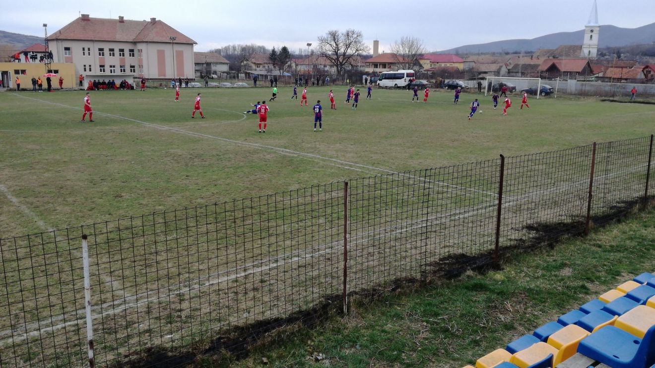 Fotbalul românesc și stadioanele lui. Derby-ul Seriei a 5-a din Liga 3 încinge spiritele după ce Jandarmeria i-a transmis echipei din Ighiu că nu poate juca pe propriul stadion cu "U". Patronul gazdelor a acuzat dur, "U" Cluj răspunde: "Noi vrem să ne protejăm echipa, stafful, fanii. Terenul e denivelat, vestiarele sunt dărăpănate"