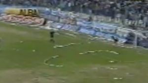 VIDEO **El a inventat penalty-ul care se bate "cu două picioare"