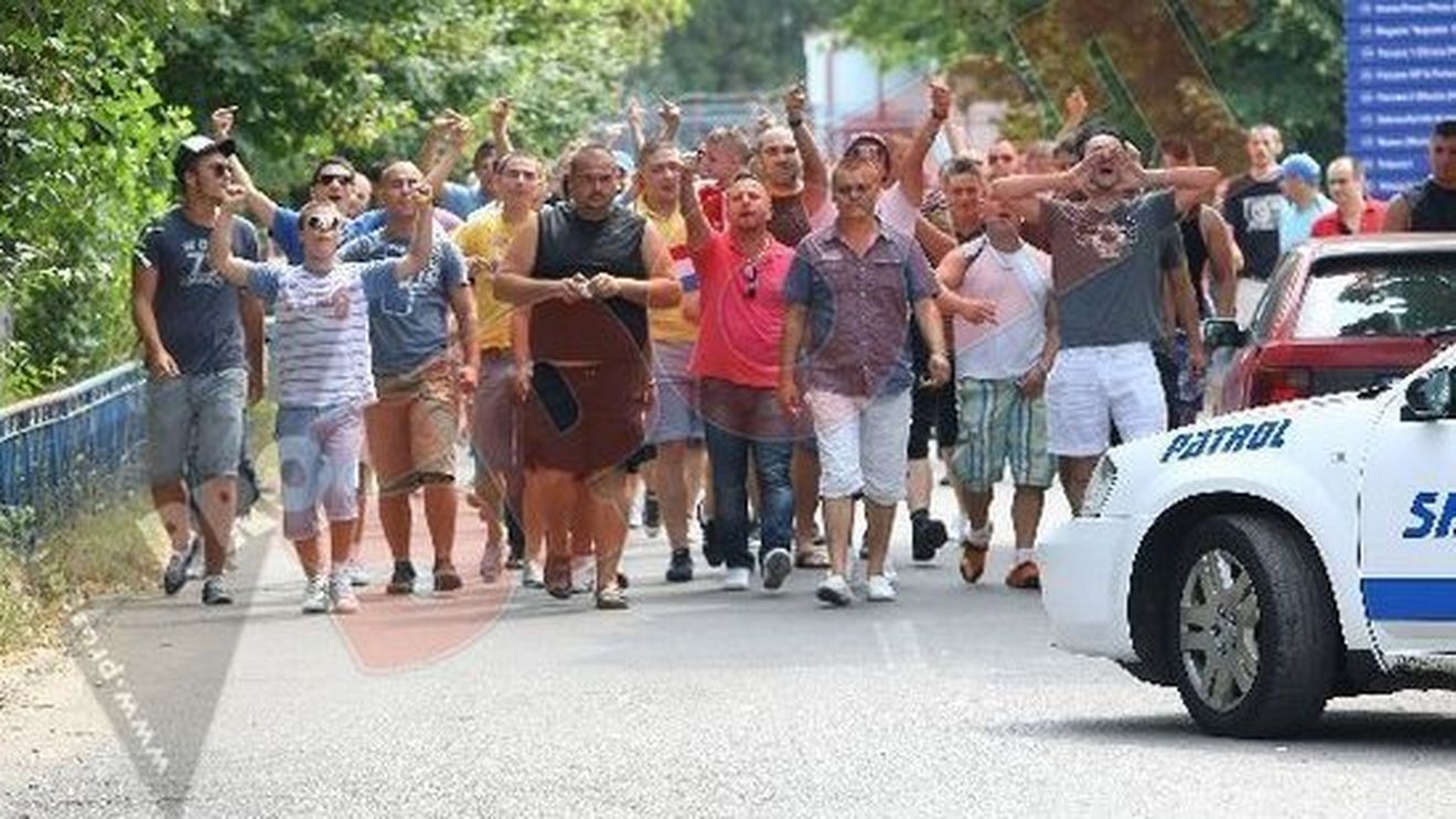 Fanii s-au săturat! "Becali e cancerul Stelei!** Ar trebui pus în cămașa de forță"