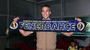 VIDEO | Atmosferă incendiară la sosirea lui Van Persie în Turcia: "Abia aștept să joc în fața acestor fani fantastici"