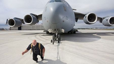 FOTO A tras un avion de aproape 190 de tone! TOP 10** cele mai tari recorduri din "Guinness Book" în 2011