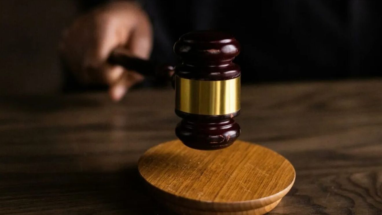 A luat bani şi de la prieteni şi le-a dat țeapă! După 107 fapte de fraudă a fost acuzat de procurori: „Mănânc gratis la restaurantul unui amic, îmi rămân 2 euro pe lună”