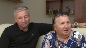 Moment extrem de rar! Dan Petrescu, alături de mama sa: "Dacă băiatul meu câștigă, îi promit lui Dumnezeu că stau toată noaptea la televizor". Cum îl alintă pe tehnician