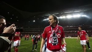 Jorge Jesus a fost confundat cu un fan în noaptea de Înviere. Un polițist vigilent l-a bruscat pe antrenorul de la Benfica, deghizat în ultras
