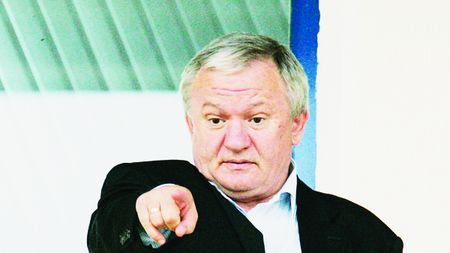 Porumboiu, scos din minți după eliminarea din Europa League!** Ultimatum pentru jucători: "Bateți Rapidul, dacă vreți banii"