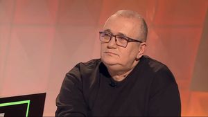 „Atât să ți se facă atunci când ți-e lumea mai dragă”. Comentatorul Emil Grădinescu a scăpat „perla” în direct şi apoi s-a contrazis cu Costi Mocanu
