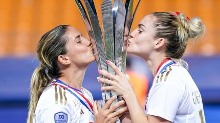 Două jucătoare s-au logodit de Anul Nou! Cine sunt cele două sportive care formează cel mai surprinzător cuplu din fotbal