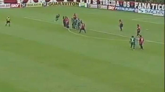 Câți jucători din Liga 1 ar fi bătut așa o lovitură liberă?** VIDEO Brazilienii l-au găsit pe "noul Rogerio Ceni!"** Gol fabulos înscris de portarul lui Guarani