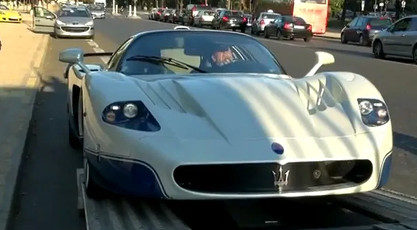 VIDEO Imagini UNICE!** Masserati MC12, Aston Martin V8 V600 și un Rolls Royce Phantom, ridicate 