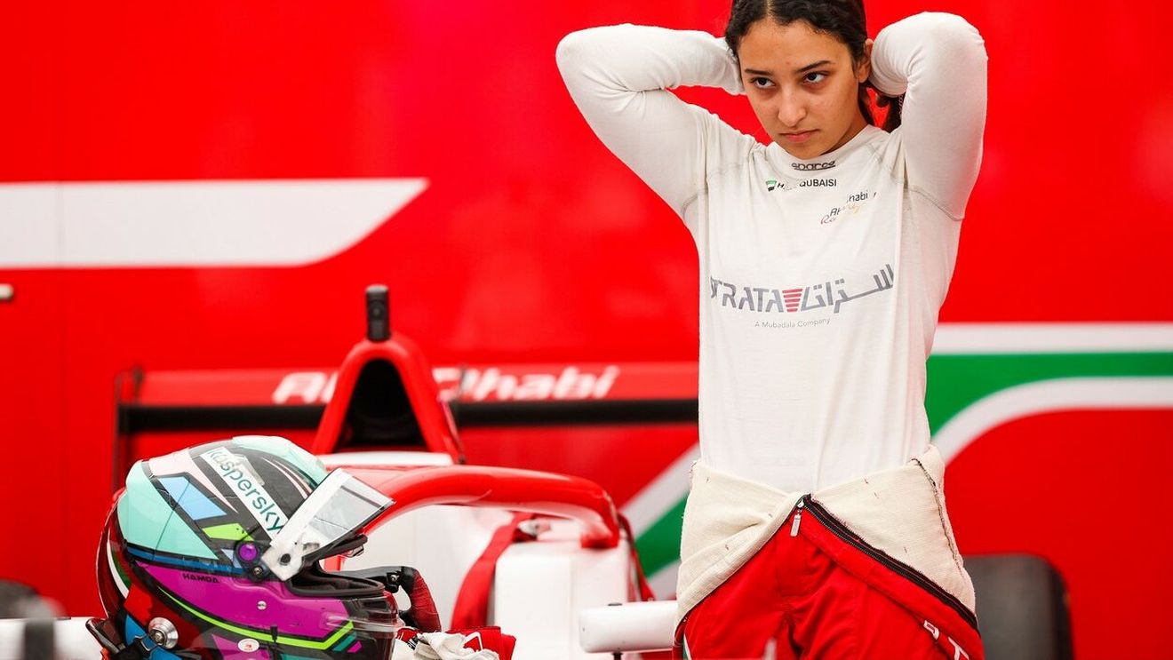 O tânără de doar 20 de ani face furori în lumea motorsportului! Povestea Hamdei Al Qubaisi, prima femeie care a urcat pe podium în F4 Italia | VIDEO