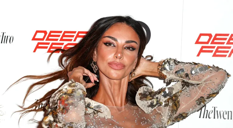 Mădălina Ghenea, criticată după imaginile în care dansează pe masă și are o rochie destul de permisivă: „E jenant ce faci!”. Reacția dură a fostei iubite a lui Grigor Dimitrov e o palmă pentru contestatari. GALERIE FOTO