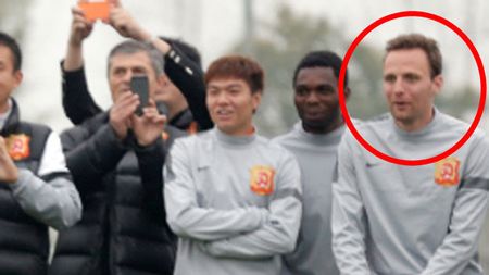 Imaginea lunii! GENIAL. Martinovic abia s-a putut abține să nu râdă, toți colegii și-au scos mobilele :) De ce surpriză a avut parte fostul stelist: