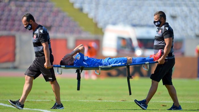 Alexandru Mățan, scos cu targa de pe teren după un atac violent al lui Ioan Filip! Lacrimi de durere pentru mijlocașul lui FC Voluntari | FOTO