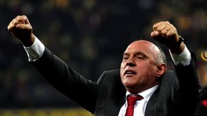 Primăria a intrat cu buldozerele în magazinul lui Florin Prunea de la stația de metrou Grozăveşti. I-a dărâmat afacerea în care investise o avere înainte de SUA '94: „L-au ras. Am pierdut tot, faliment”