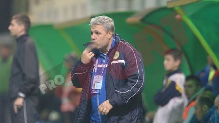 FOTO EXCLUSIV | Șumudică și-a ieșit din minți și a făcut gesturi scandaloase în direcția fanilor Stelei! Imagini cu pătrățel roșu