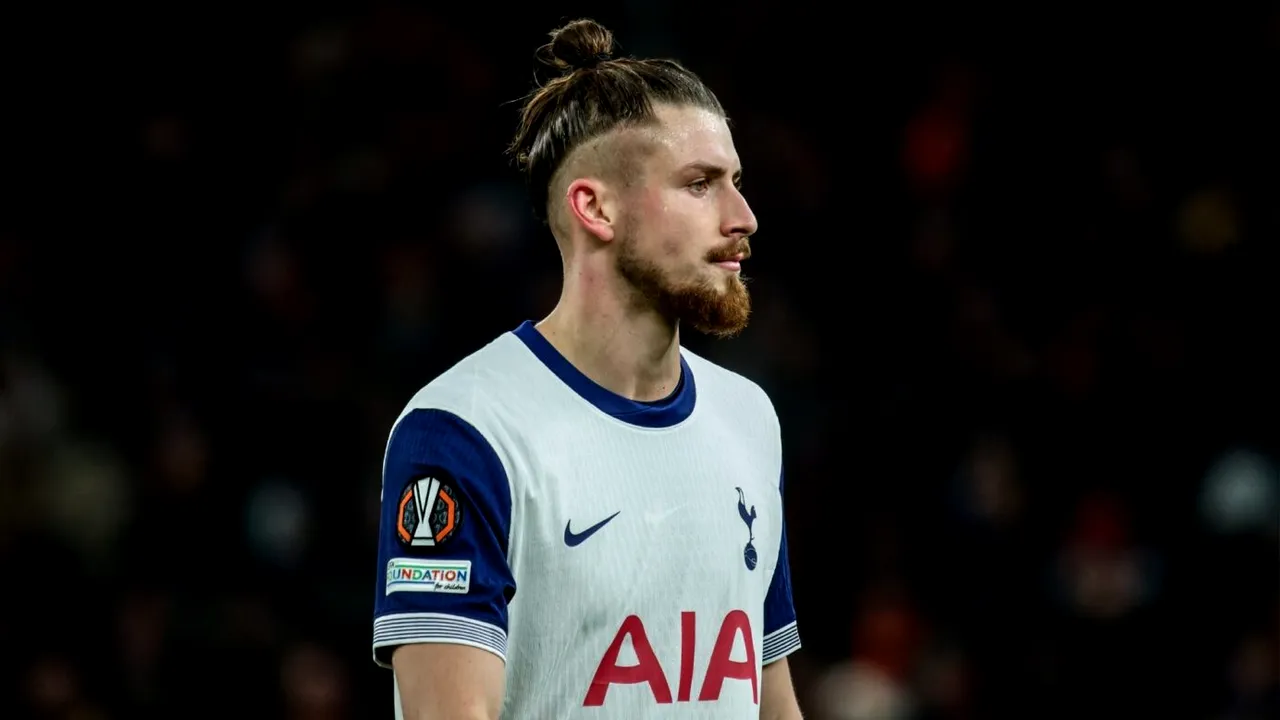 Ce veste pentru Radu Drăguşin! Tottenham îi dă un salariu astronomic rivalului său pentru a-şi prelungi contractul