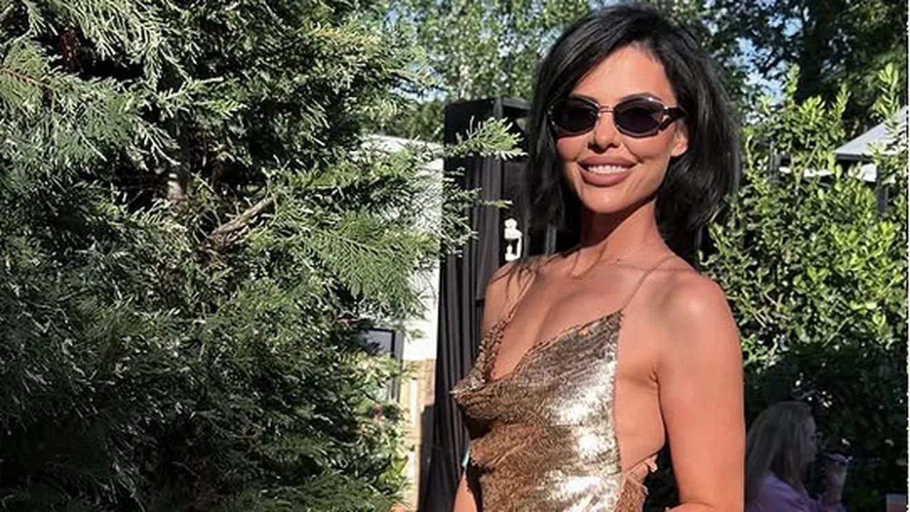 Andreea Popescu, apariție provocatoare într-o salopetă mulată. Încearcă să îi atragă atenția lui Dan Alexa prin orice mijloace
