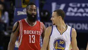 VIDEO | Curry vs. Harden, un meci senzațional. Golden State Warriors are 2-0 în finala Vestului, după ce MVP-ul din sezonul regulat l-a anihilat pe Harden