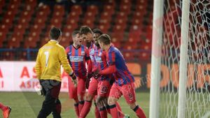 Cu arbitrul Iulian Dima, șchiopătând pe Route 25! Oțelul - Steaua 1-1. Gălățenii au cerut două penalty-uri