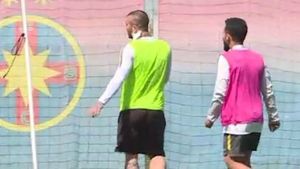 Alibec a apărut cu un bandaj pe gât la antrenament, dar e "safe". Dică: "Ce, credeți că ne-am certat și l-am tăiat eu?"