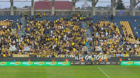 Mii de oameni și spectacol în tribune la meciul unde ROMÂNII au primit INTERZIS: „Atât au dat pe bilet! Au venit și cu Bolt”. Ce se întâmplă dacă ajung în play-off