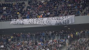 FOTO | "Doar Dinamo București", partea a doua! Fanii FCSB au fost din nou păcăliți, de data asta cu un mesaj afișat de susținătorii Stelei. UPDATE | PRA a dat foc bannerului

