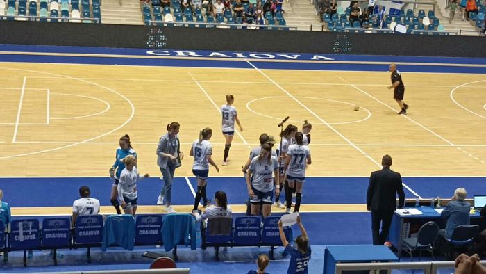 Handbalistele de la SCM Universitatea Craiova au câştigat cu Minaur Baia Mare, după un meci cu durităţi. Echipa lui Ovidiu Mihăilă a intrat în lupta pentru cupele europene