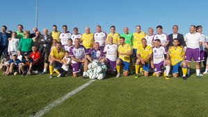 REPORTAJ | "Azi în Timișoara, mâine-n toată țara!" Naționala României și Poli cea din vremea de glorie s-au întâlnit pentru Meciul Deceniului! Cauza umanitară pentru care s-au strâns pe "Dan Păltinișanu" glorii din fotbalul românesc 