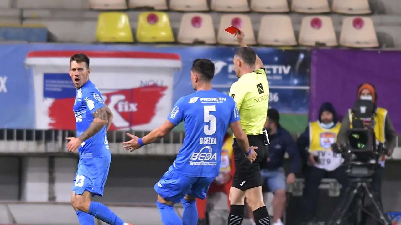 Probleme mari pentru Chindia în meciul cu FCSB! Echipa lui Emil Săndoi rămâne în 10 oameni după eliminarea lui Milan Kocic, care l-a luat pe sus pe Valentin Crețu! | VIDEO