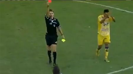 În 36 de ani nu a mai văzut așa ceva!** VIDEO Seedorf a fost eliminat pentru cel mai STUPID motiv posibil! A luat două galbene în câteva secunde