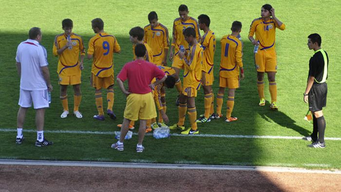 VIDEO Un jucător al naționalei U16 și-a bătut joc de o pasageră într-un avion! Sandu: "L-aș scoate din viața sportivă!" Reacția "Academiei Hagi"