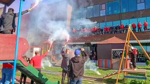 Fanii lui Dinamo au făcut o atmosferă senzațională înaintea meciului cu Viitorul. Ce le-au pregătit ultrașii jucătorilor | FOTO