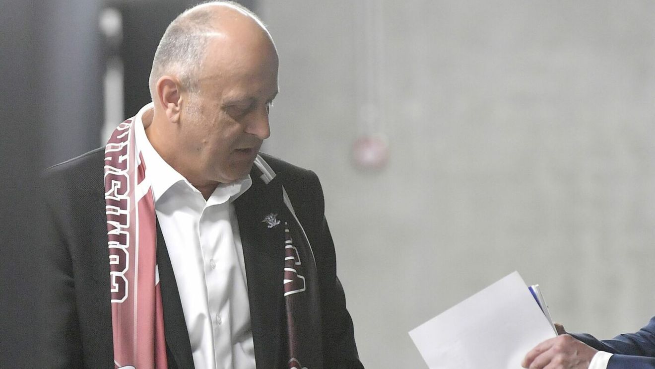 El e primul român care a semnat oficial cu Genoa, după preluarea clubului de către Dan Șucu. „Este un lucru pe care foarte puțini se așteptau să-l audă și sunt foarte mândru că a fost ținut secret așa cum a trebuit”