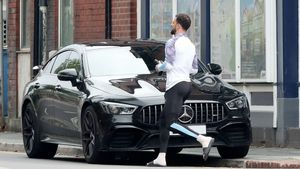 Milionarul și-a făcut de cap cu două femei, imediat după ce soția lui a plecat din oraș. A plătit o notă de 6.500 de euro într-un local VIP