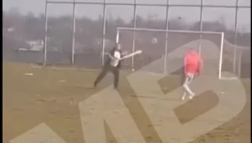 Halucinant: bătaie cu parul în Liga 5 Călărași! Scene demne de oameni sălbatici, chiar de Ziua Femeii