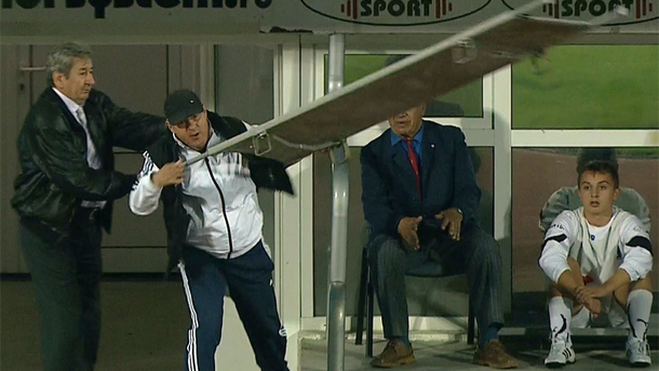 Manea a aruncat cu o targă spre arbitru!** "Nu e prima dată când suntem furați pe față"