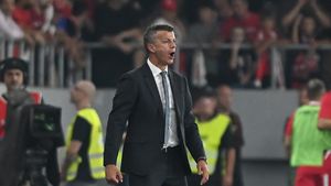 Lovitură încasată de Dinamo înaintea meciului cu „frații” de la U Cluj! Ovidiu Burcă a anunțat că titularul de drept nu va juca: „A avut dureri”