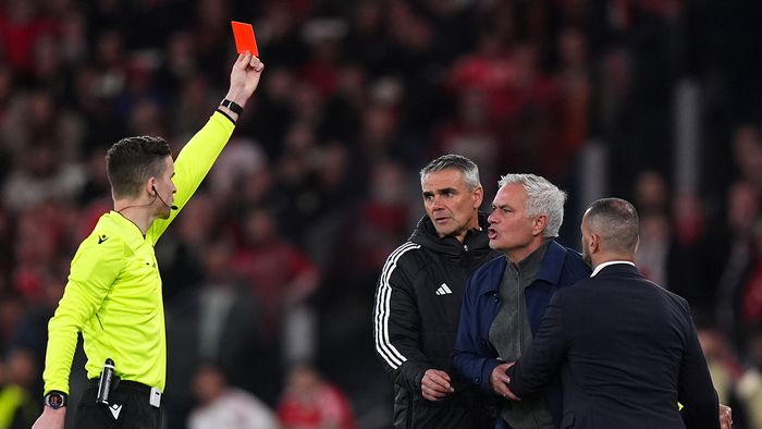 Nebunie în Benfica – Real Madrid: Jose Mourinho a țipat la arbitru și a primit cartonașul roșu după ce a intrat pe teren!