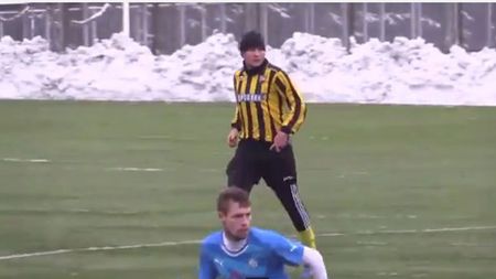 VIDEO | Gest incredibil al unui fotbalist profesionist: a vorbit la telefon în timpul meciului. Reacția arbitrului