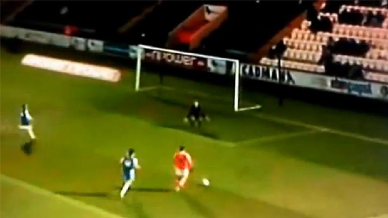 Ă‚sta e probabil cel mai stupid autogol din istorie!** VIDEO S-a învârtit ca un titirez și a oferit faza etapei