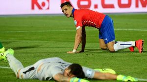 Alexis Sanchez nu suportă să piardă! VIDEO A vrut să-și rupă tricoul de pe el. Reacția furioasă avută după înfrângerea care o lasă pe Chile în afara locurilor care duc la CM 2018