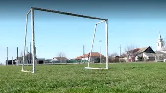 Încă un incident grav pe un teren de fotbal din România! O poartă de fotbal s-a prăbușit peste un junior, care e acum în comă indusă