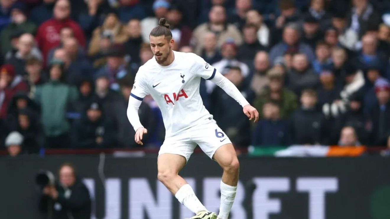 Britanicii de la TalkTHFC s-au lămurit după ce Radu Drăgușin a intrat ca soluție de urgență în locul lui Micky van de Ven! Ce au scris despre român