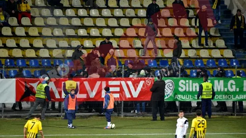 FOTO Incidente la Brașov - U Cluj!** Un fan a fost reținut de jandarmi