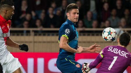 
Glumă sau prostie? Râzi cu lacrimi: ce a putut scrie pe twitter un fost "tunar" în timpul meciului Monaco - Arsenal