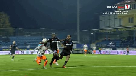 Baba a îngropat-o pe FCSB! VAR a intervenit și arbitrul a dat penalty după gafa lui Alhassan