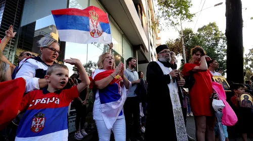 Biserica Ortodoxă intervine în cazul lui Novak Djokovic: „Mult iubite Nole, ne rugăm pentru tine!” Un preot a ținut slujba în fața hotelului în care e închis sârbul | VIDEO