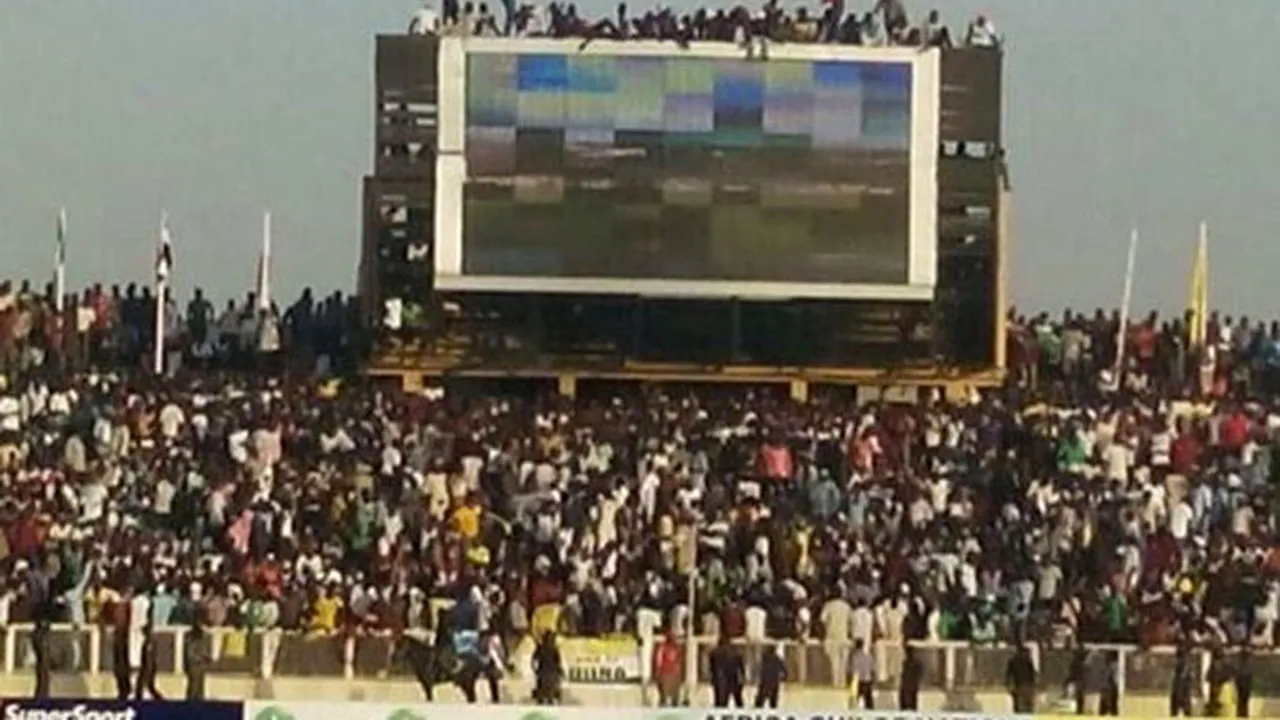 FOTO INCREDIBIL | Cum încap 40.000 de oameni pe un stadion de doar 25.000 de locuri: scene fabuloase surprinse aseară 