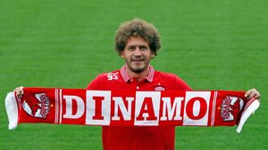 OFICIAL | Al treilea fotbalist transferat de Dinamo: "Să-l aduci pe David Luiz!? Felicitări conducerii!". Fanii "câinilor" au luat foc după ce au văzut cine a fost prezentat azi