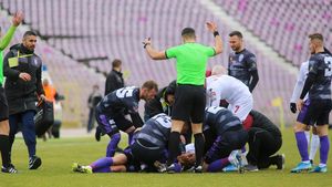 Emoţii mari în startul meciului dintre Poli şi Rapid. Doi jucători au terminat derby-ul după doar 5 minute și ambii au fost transportaţi la spiral